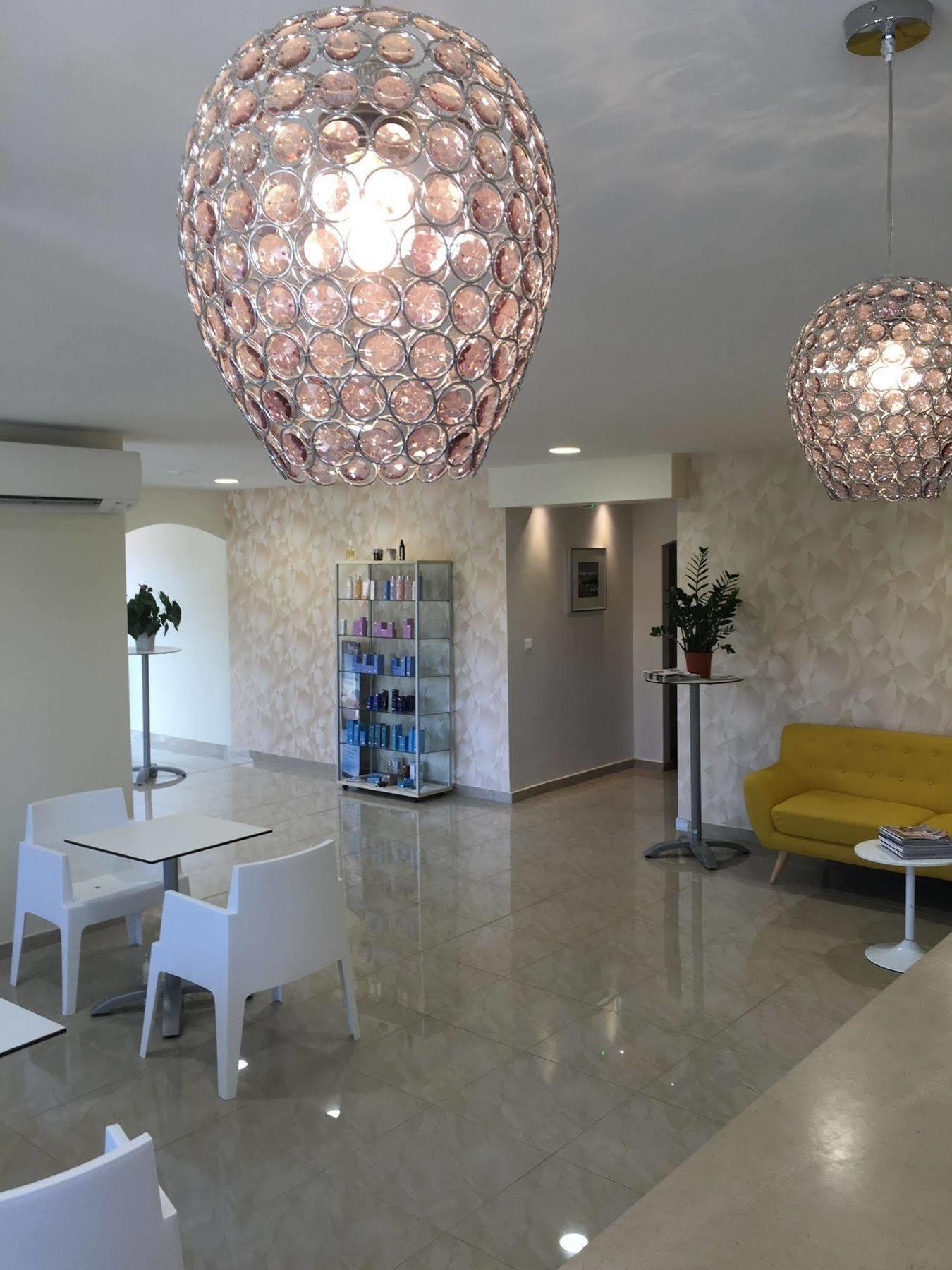 Appart'Hotel Et Chambres Essentiel Spa Arlés Exterior foto